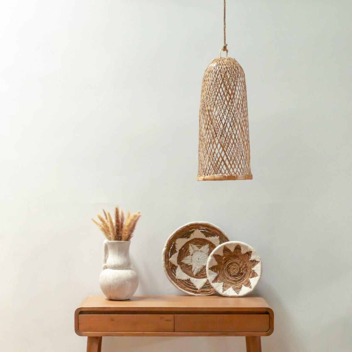 Bamboelamp CAMAYA, handgeweven lampenkap van natuurlijke bamboe, rustgevend lichtpatroon, duurzaam interieurdesign