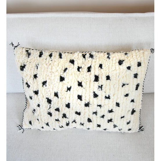 Beni Ouarain kussen met gestikte zijden en zwart-wit stippen, perfect voor moderne Scandinavische of bohemien interieurs.