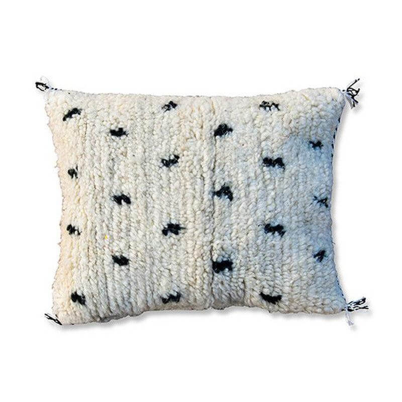 Alt Tag: Beni Ouarain kussen met gestikte zijden en zwarte stippen, perfect voor Scandinavische en bohemien interieurs.