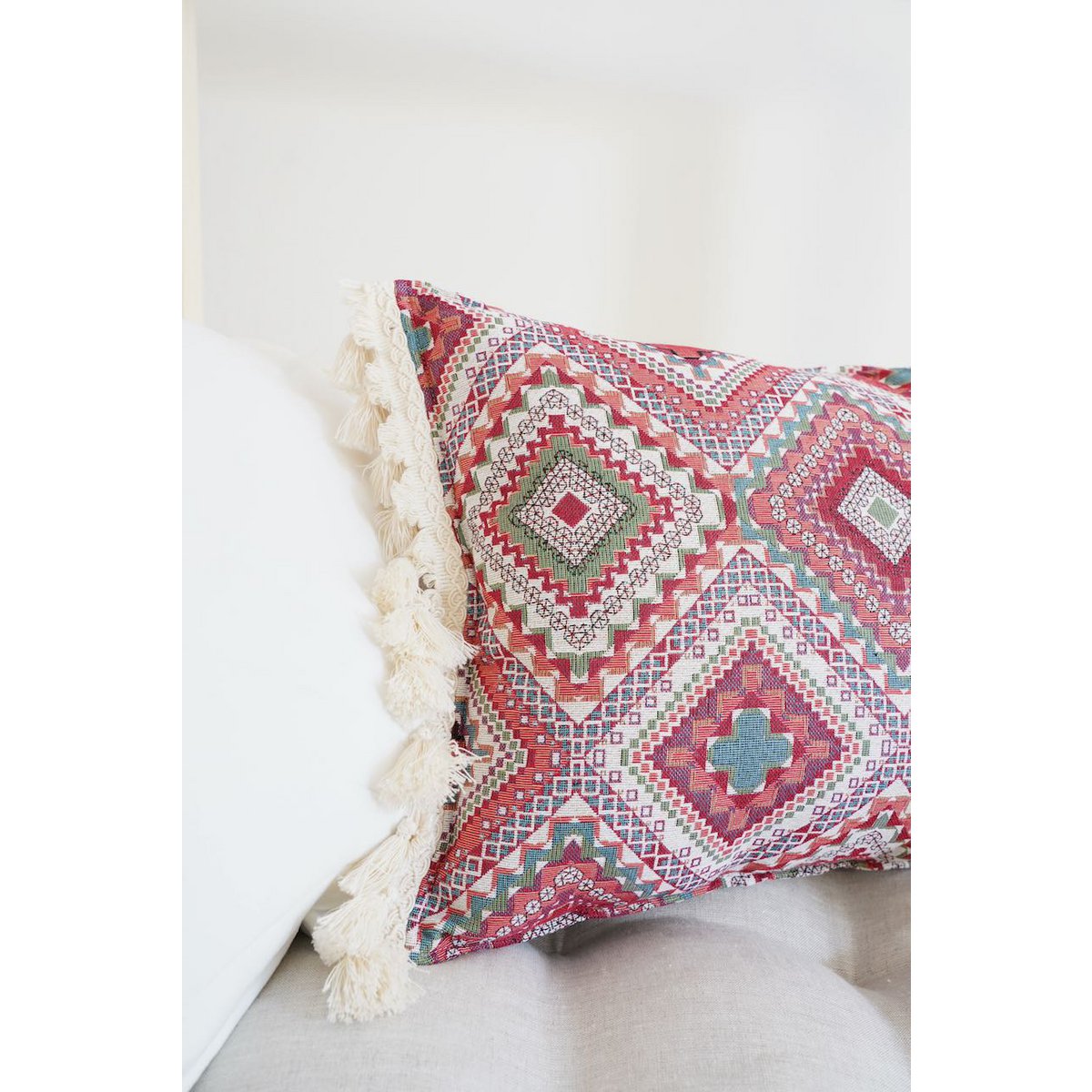 Decoratief kussen in 'roze bohostijl' met franjes
