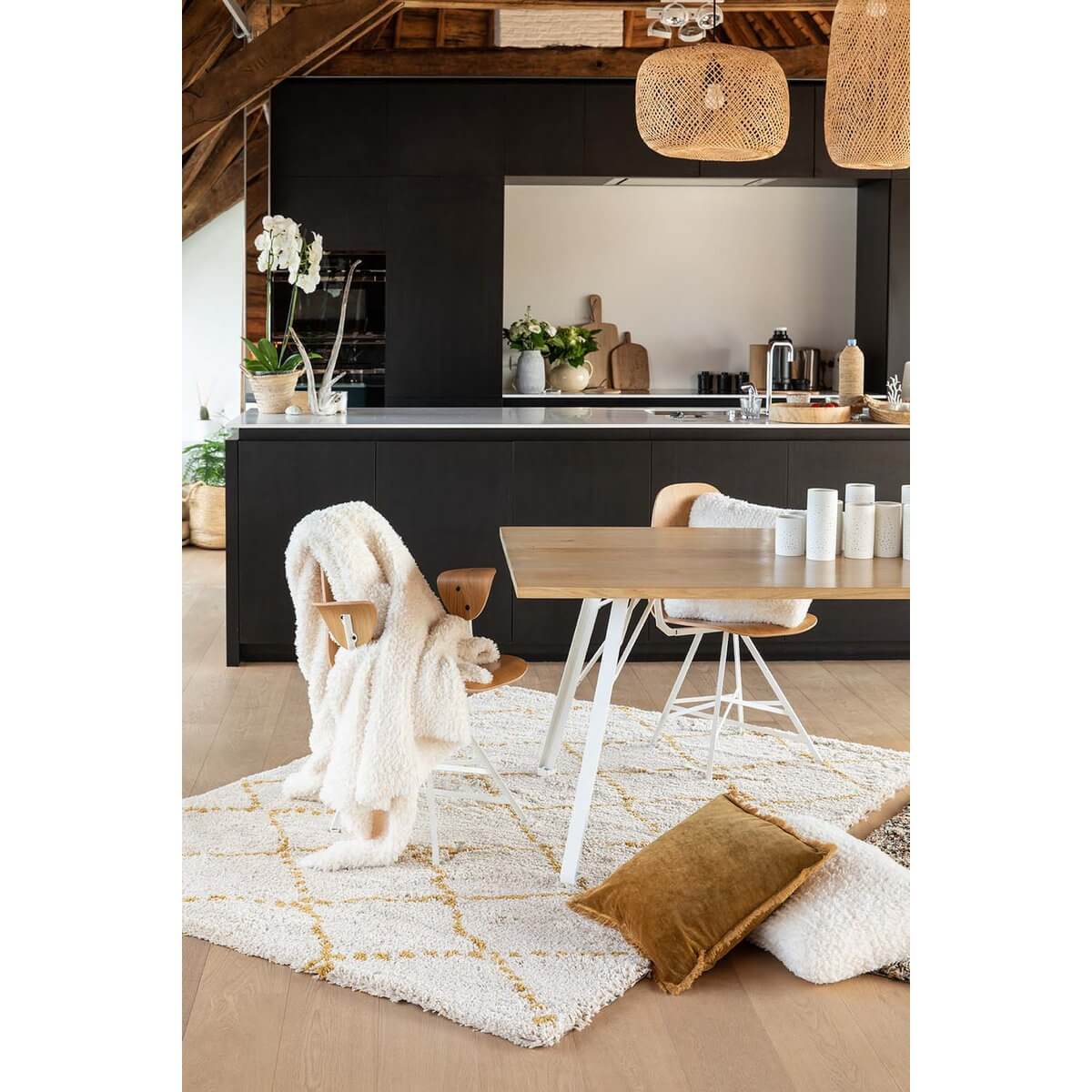 Gezellige eetkamer met kleurrijk Casablanca Curry vloerkleed van Vivaraise, houten meubelen, en zachte decoraties.