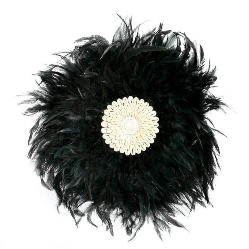 Zwarte bohemien wanddisplay met veren en schelpen van Bazar Bizar Living.