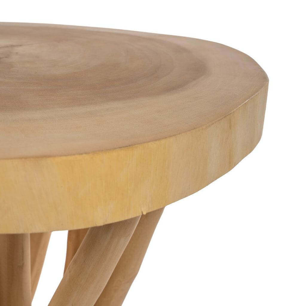 Close-up van het teakhouten tafelblad van de De Gili bartafel, ideaal voor een tropisch eiland sfeer in huis.