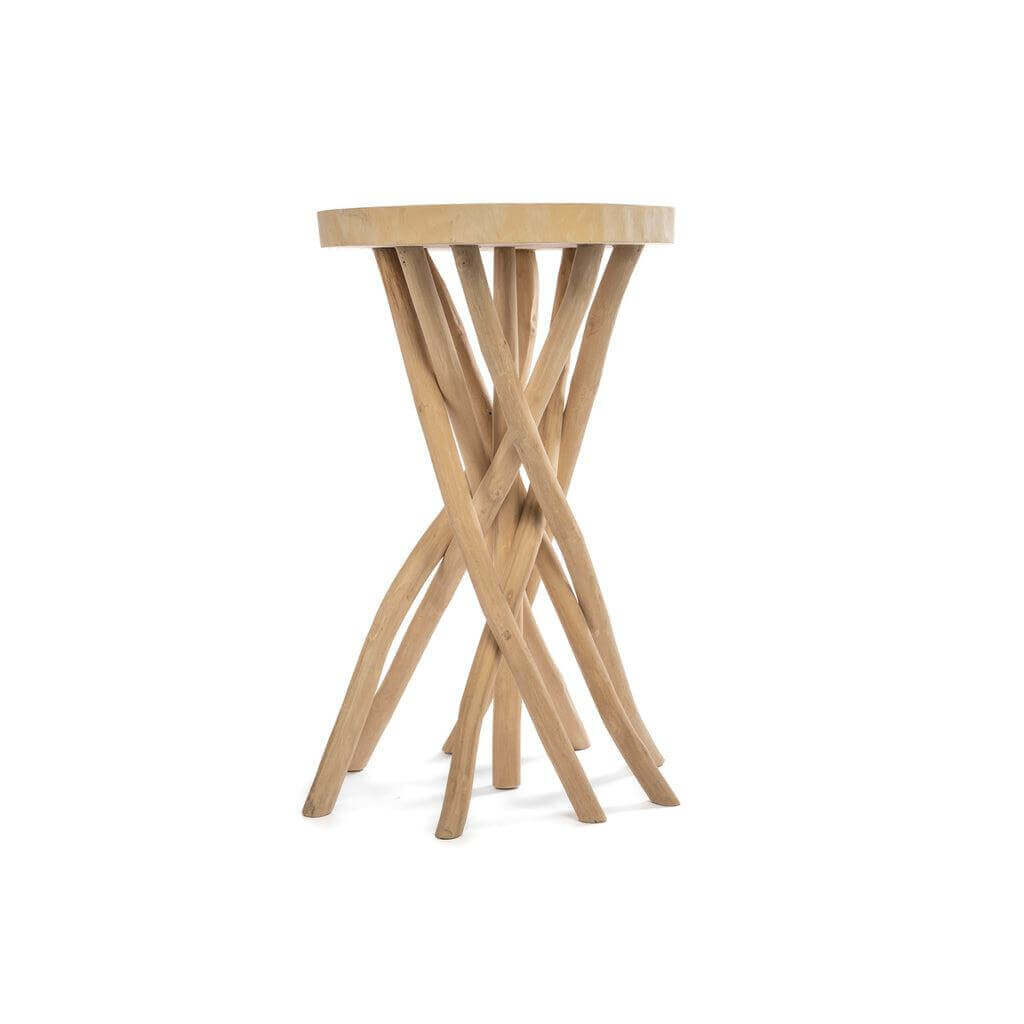 De Gili bartafel met verstrengelde teakhouten takken en solide blad, ideaal voor een tropische eiland-levensstijl.