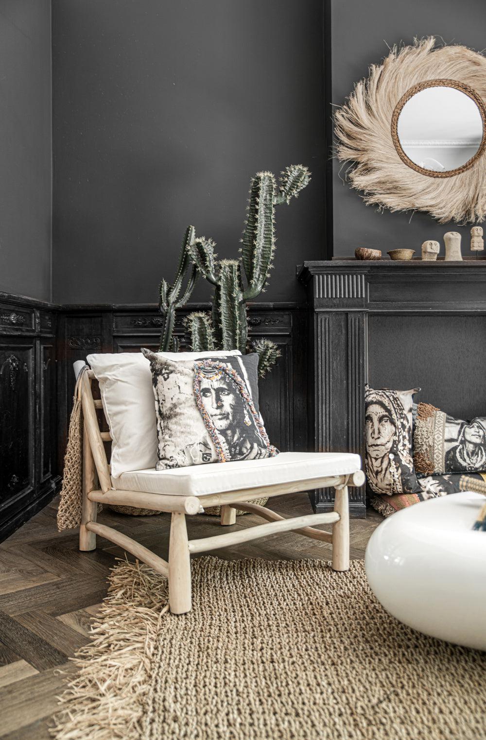 alt_tag: Stijlvolle Island eenzitter in moderne woonkamer met cactussen en boho decor, ideaal voor zomerse ontspanning.