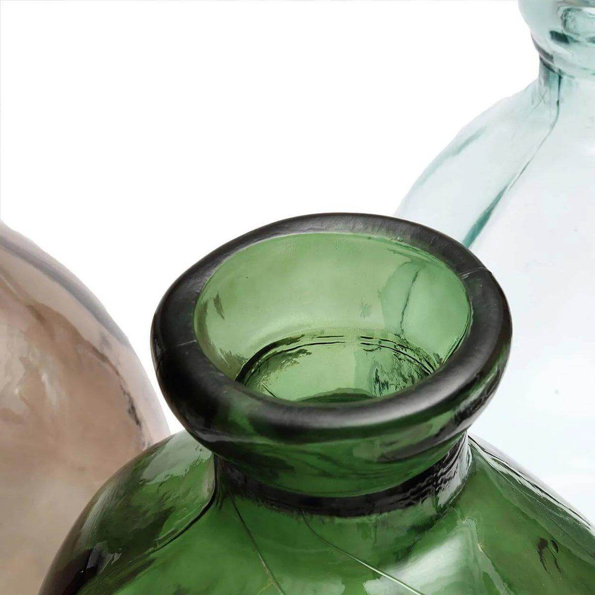 Groene Jinsuo vaas met gladde lijnen en organische vorm, symboliseert traditionele schoonheid en modern design. Perfect voor bloemen of solo.