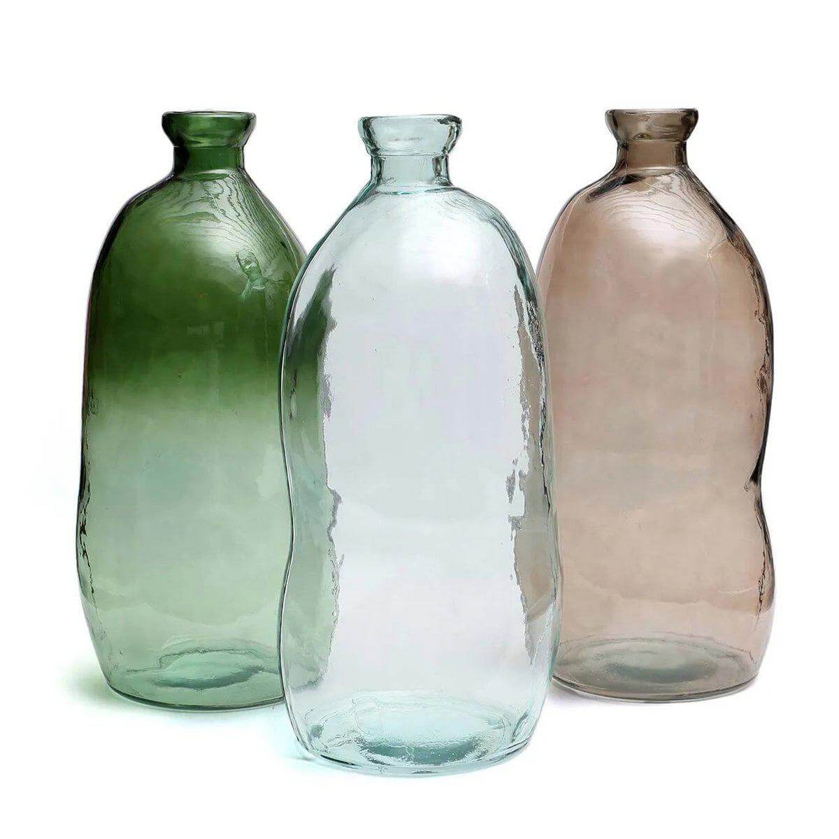 Drie elegante Jinsuo Vazen in groen, transparant en bruin glas, met vloeiende lijnen en een organische vorm, perfect voor moderne interieurs.