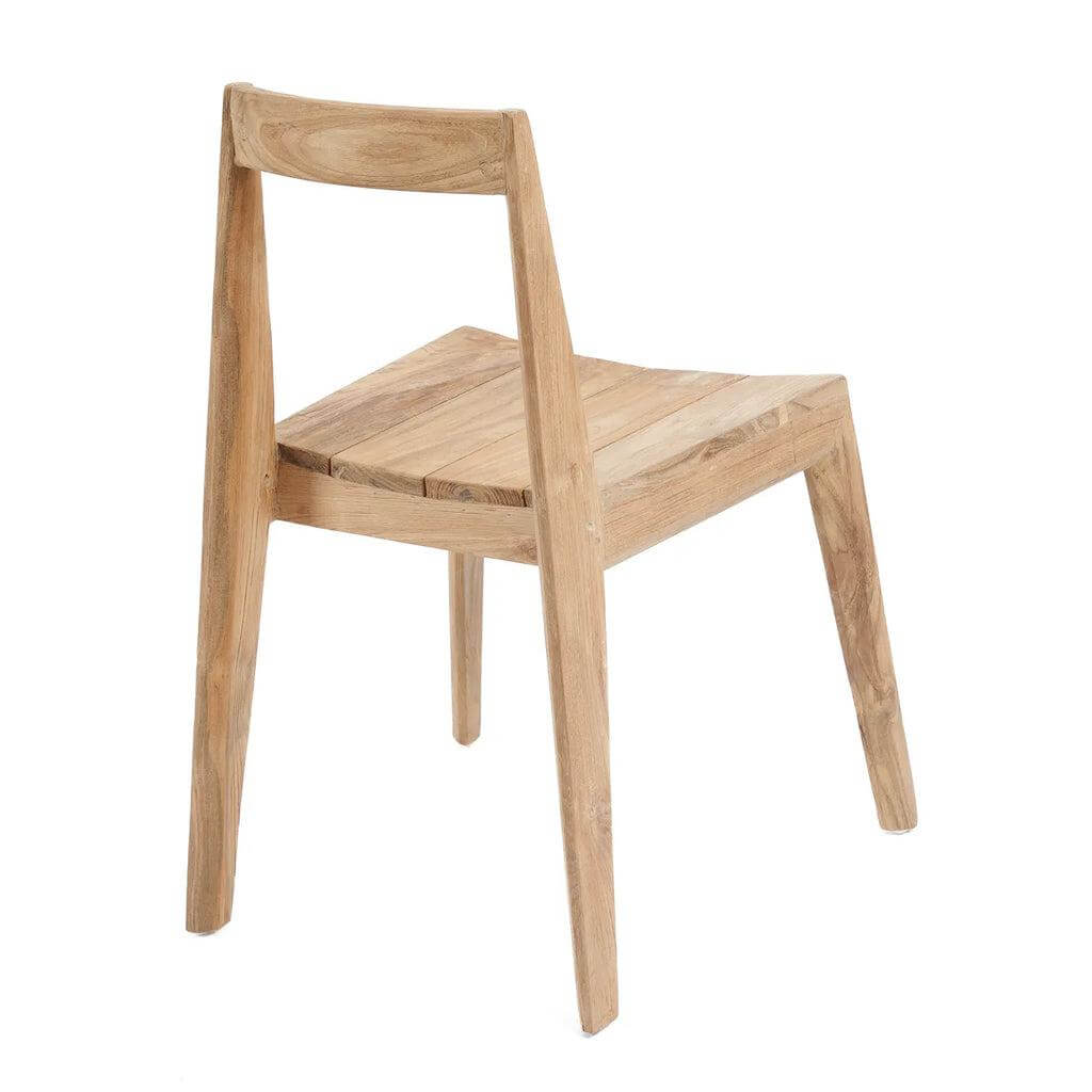 Handgemaakte De Paxi Stoel van gerecycled teakhout voor buitengebruik, elegante en duurzame tuinstoel in natuurlijke tinten.