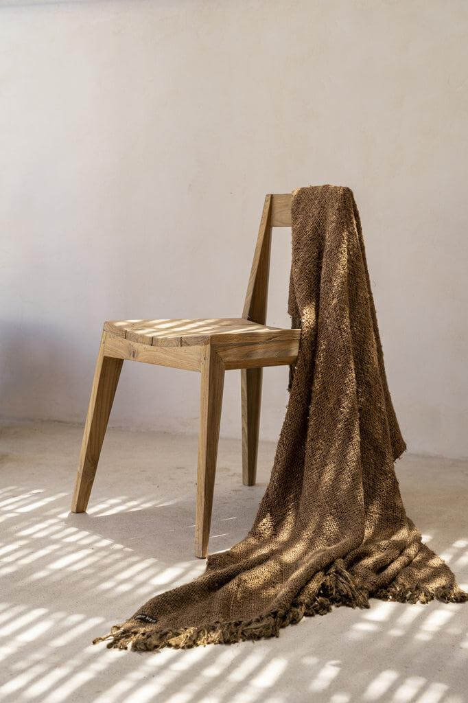 Handgemaakte De Paxi Stoel van gerecycled teakhout, geschikt voor buitengebruik. Tijdloos design, duurzaam en elegant.