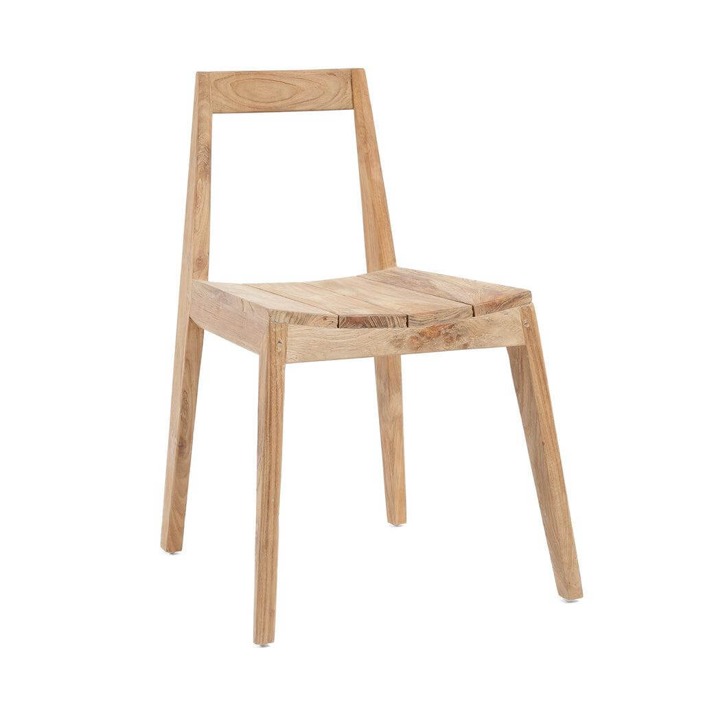 Handgemaakte De Paxi Stoel van reclaimed teakhout, geschikt voor buitengebruik, met tijdloze elegantie en duurzaamheid.