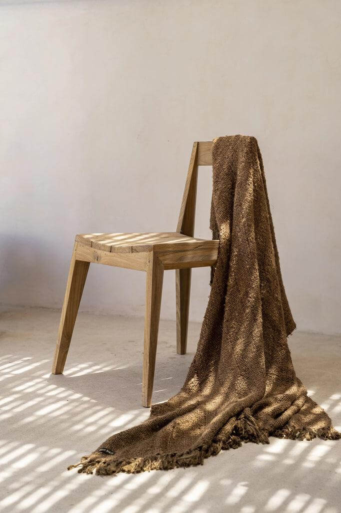 Alt Tag: Handgemaakte De Paxi Stoel van teakhout met elegantie en duurzaamheid, ideaal voor buitengebruik. Unieke geschiedenis en stijlvol design.