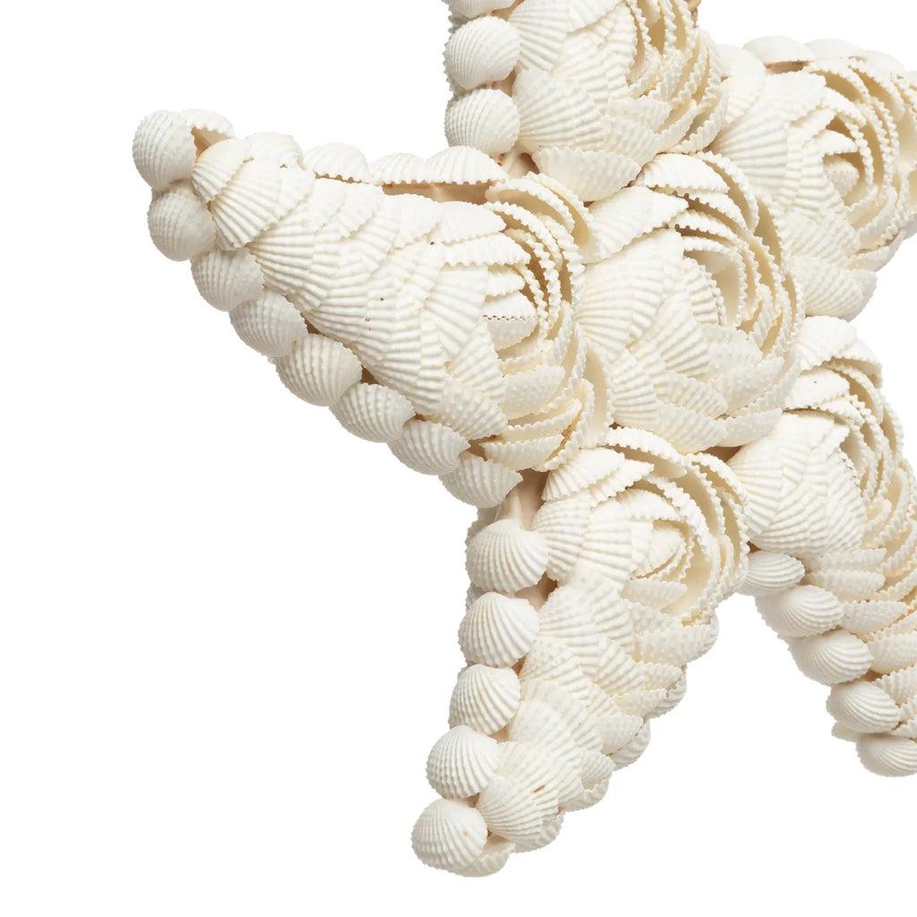 De Ster Shell - Wit - L Bazar Bizar Deze decoratieve zeester is helemaal gemaakt van mooie witte schelpen, aan elkaar geplakt in de mooie vormen van bloemen. Je kunt hem in je badkamer ophangen aan zijn koord, of op een plank of (bijzet)tafel zetten om ov