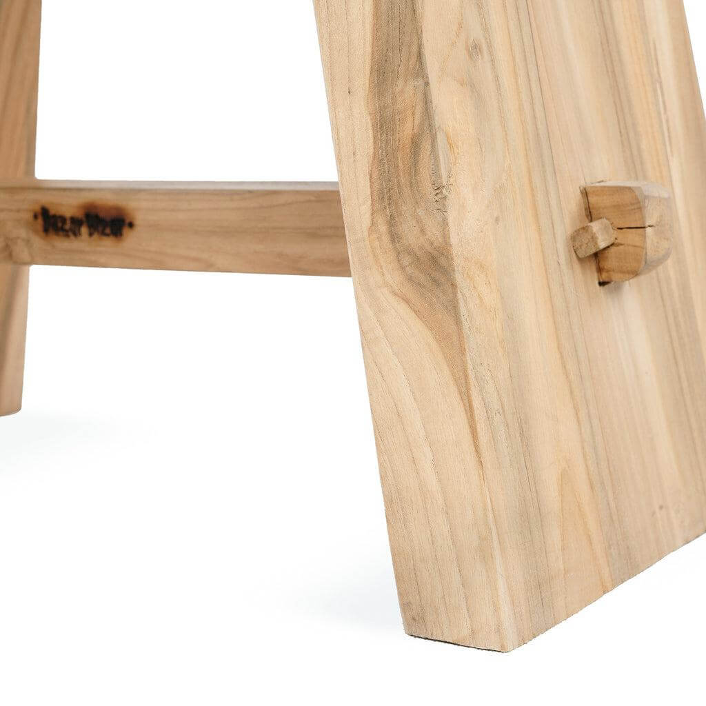 Detail van De Suar Kruk met Leder in naturel zwart, elegantie en robuustheid met uniek suarhout en lederen afwerking. Perfect voor elk interieur.