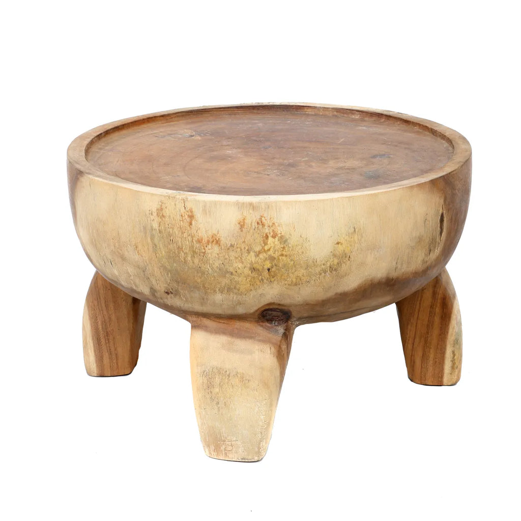 De Timber Bijzettafel - 55 Bazar Bizar Deze prachtige bijzet- of salontafel is gemaakt van massief Munggur hout, waardoor het een authentiek en handgemaakt kwaliteitsuiterlijk heeft. De bovenzijde is voorzien van een glasplaat waardoor hij ideaal is schoo