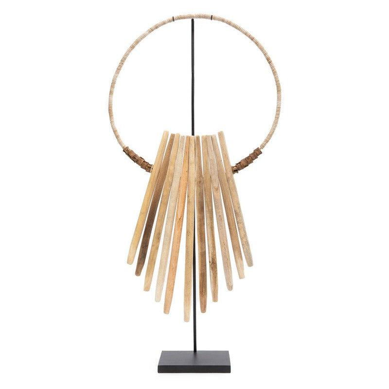 Kunstwerk van drijfhoutstokken op standaard, verzameld op Bali, perfecte decoratie voor kast of tafel, natuurlijke kleuren, hoogte 85 cm.