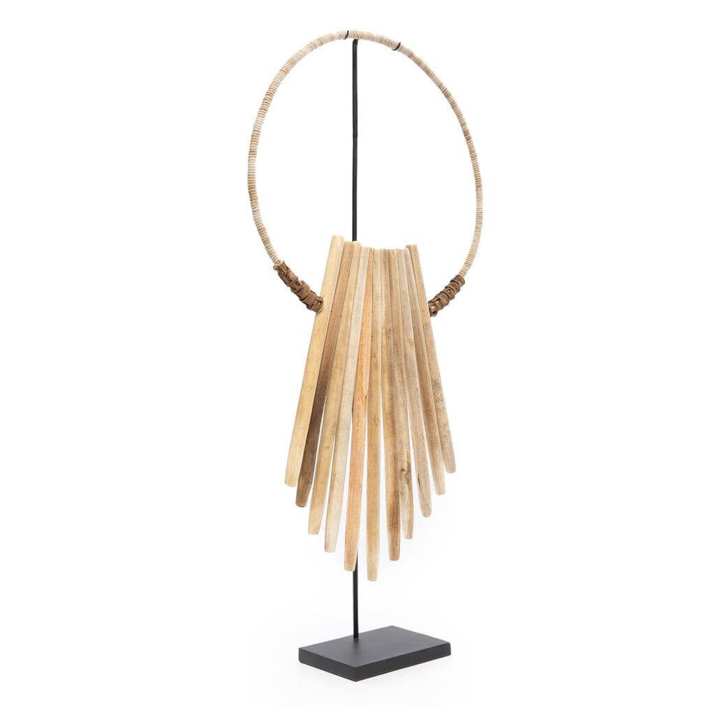 Drijfhout kunstwerk op zwarte standaard, gemaakt van Balinese houten stokken. Decoratief pronkstuk met natuurlijke en zwarte tinten.