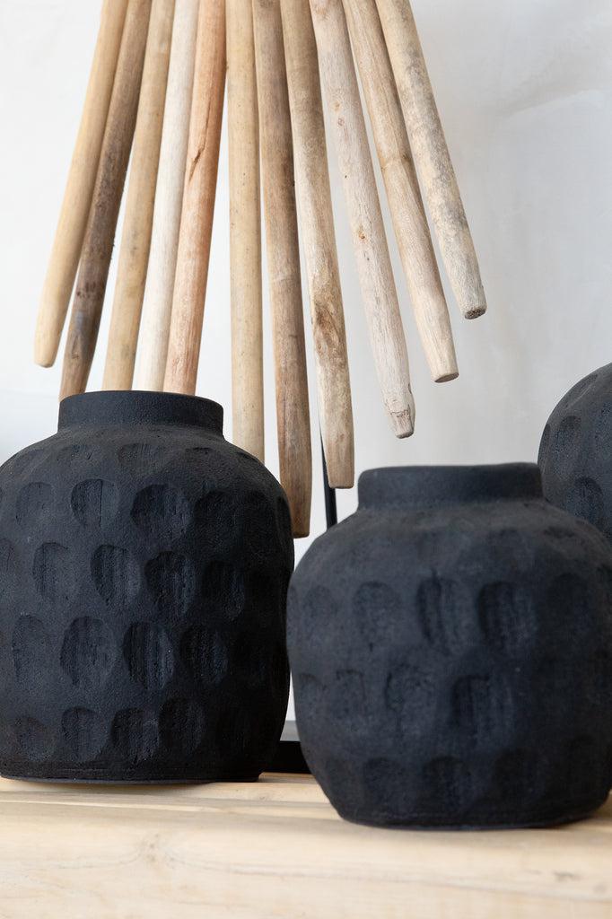 Alt Tag: Drijfhout kunstwerk op standaard met zwarte vazen, gemaakt van Balinees hout. Perfect als opvallend decoratiestuk.