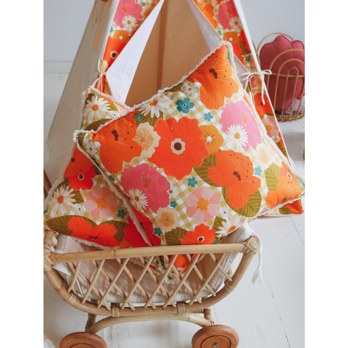 Kussen “Picknick met bloemen”.