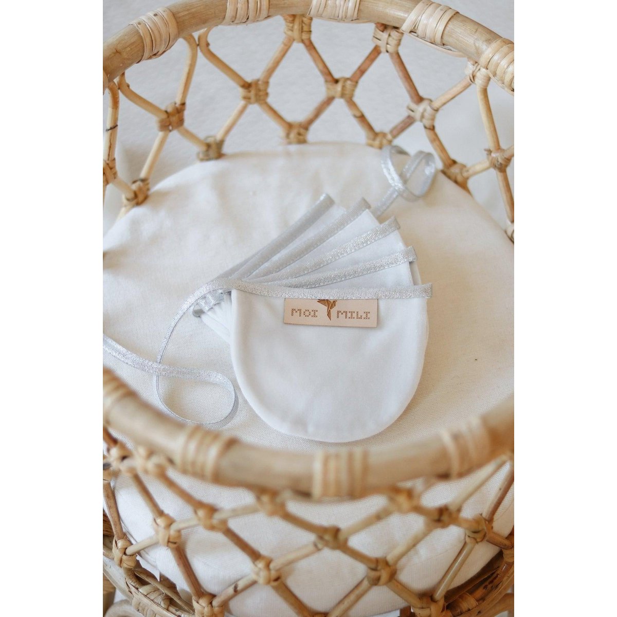 Fluwelen slinger "White Pearl" met halve maantjes