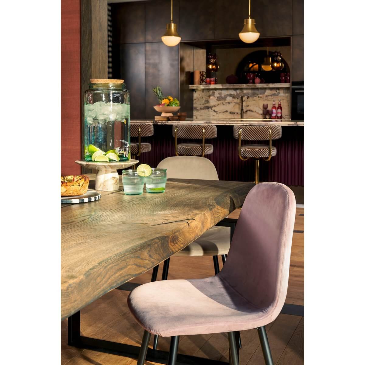 Stijlvolle eetkamer met Finnos taartplateau en decoratief servies op een houten tafel in luxe interieur.