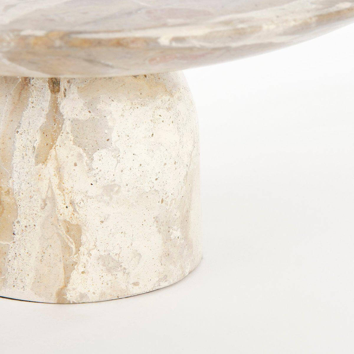 Stijlvol marmeren Finnos taartplateau met beige tinten en bolvormig voetstuk, een uniek item voor een luxe uitstraling.