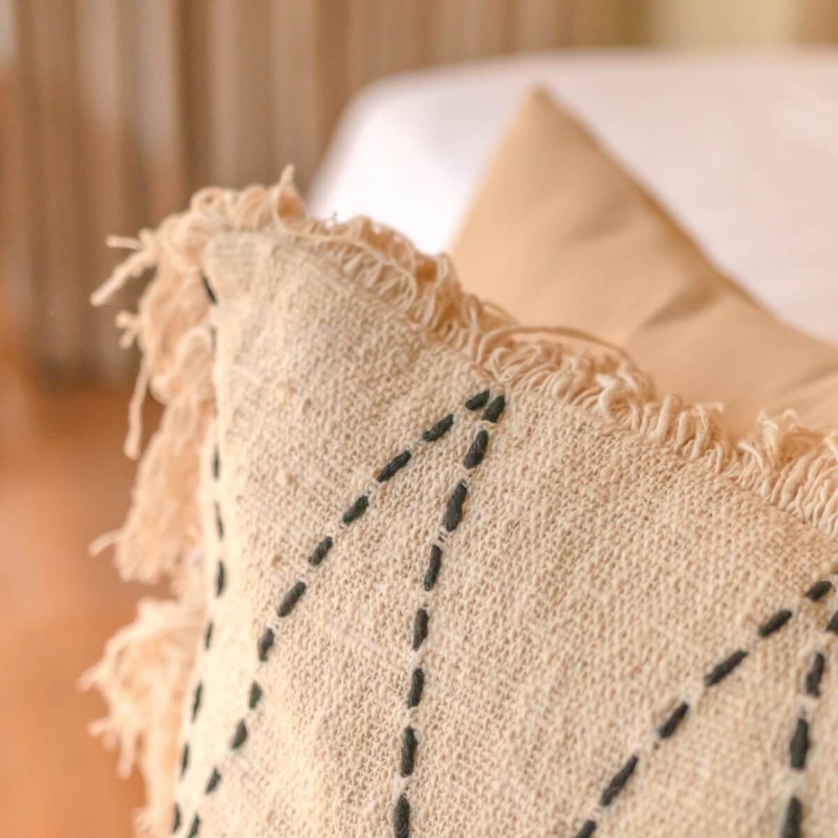 Close-up van handgeweven kussensloop, 40x40/50x50 cm katoen, decoratief en perfect als blikvanger op bank of bed.