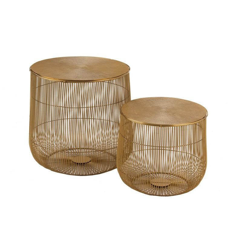 Twee gouden metalen bijzettafels van J-Line met verfijnd ontwerp, perfect voor functionele en elegante woonruiminrichting.