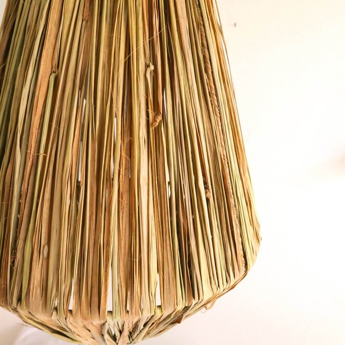 Natuurlijke raffia lampenkap Endah rond en handgemaakt, 25 cm diameter, creëert warme en tropische sfeer in huis.