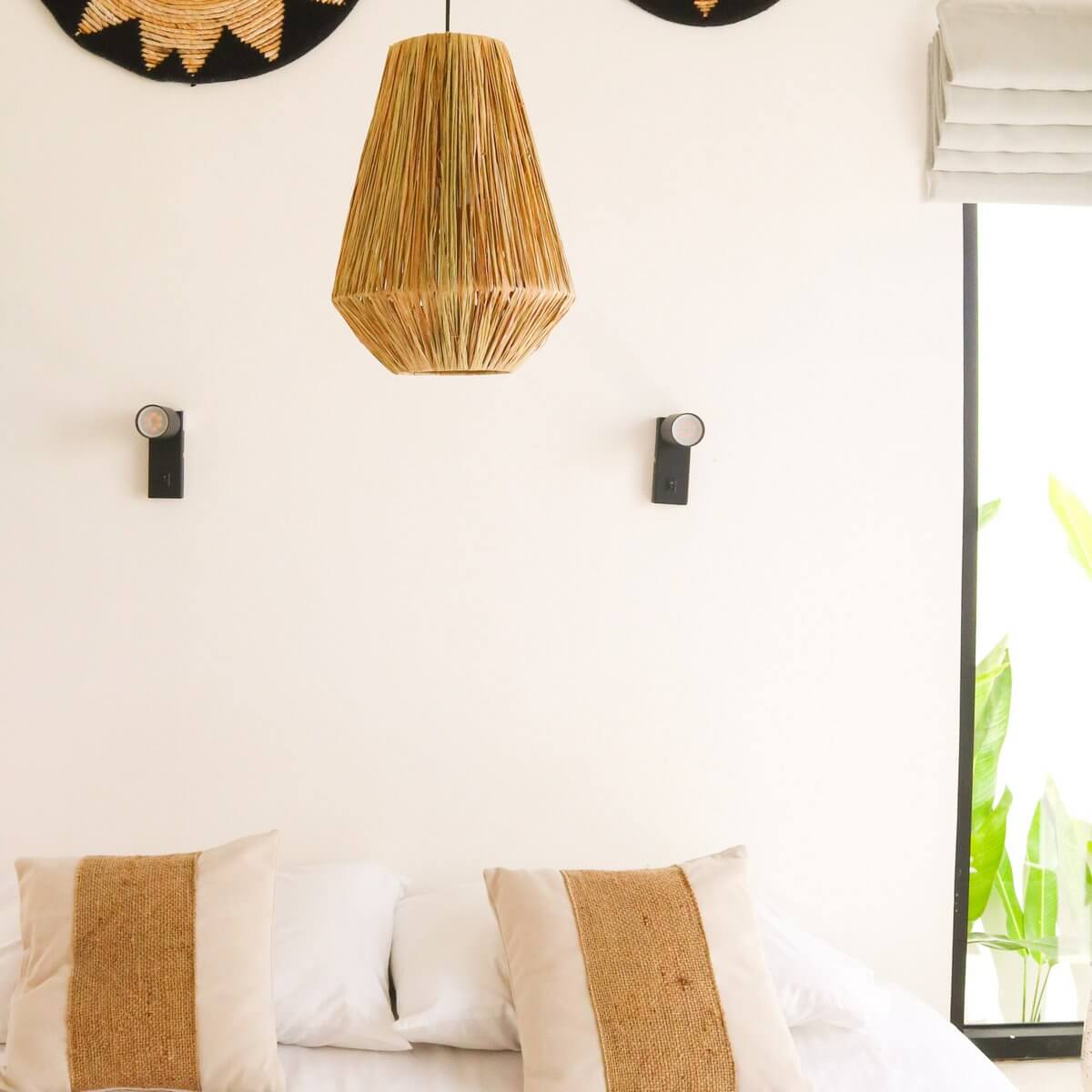 Tropische Lampenkap Pendel Rond Endah van Raffia boven bed in lichte kamer