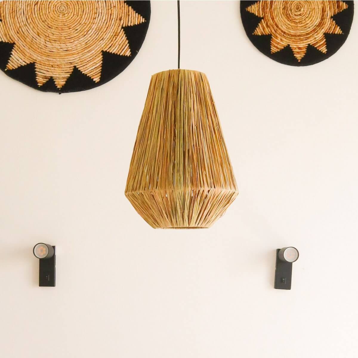 Ronde raffia plafondlamp ENDAH met warme lichtpatronen, handgemaakt en duurzaam. Gratis verzending binnen Duitsland.