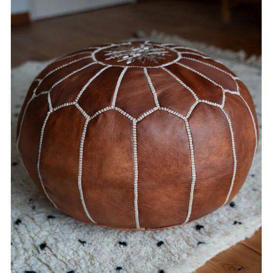 Marokkaanse leren poef cognac bruin op vloerkleed, perfecte decoratie voor boho sfeer, voetenbankje of extra zitplaats.