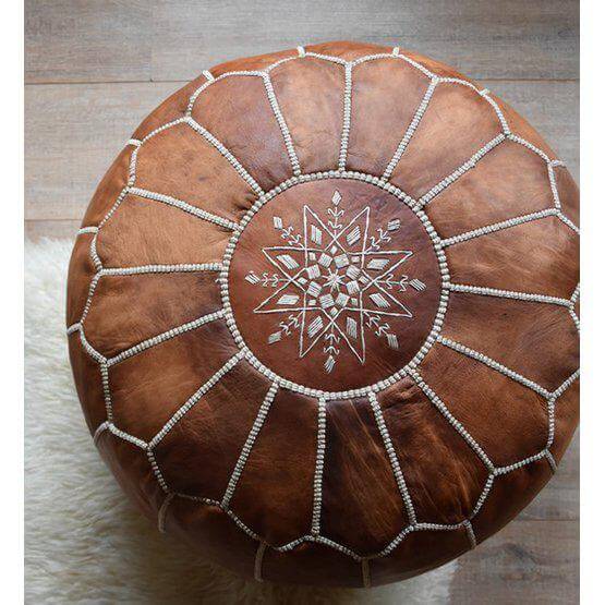 Leren poef cognac bruin met Marokkaans patroon, ideaal voor boho decoratie, voetenbankje of extra zitplaats in huiselijke sfeer.