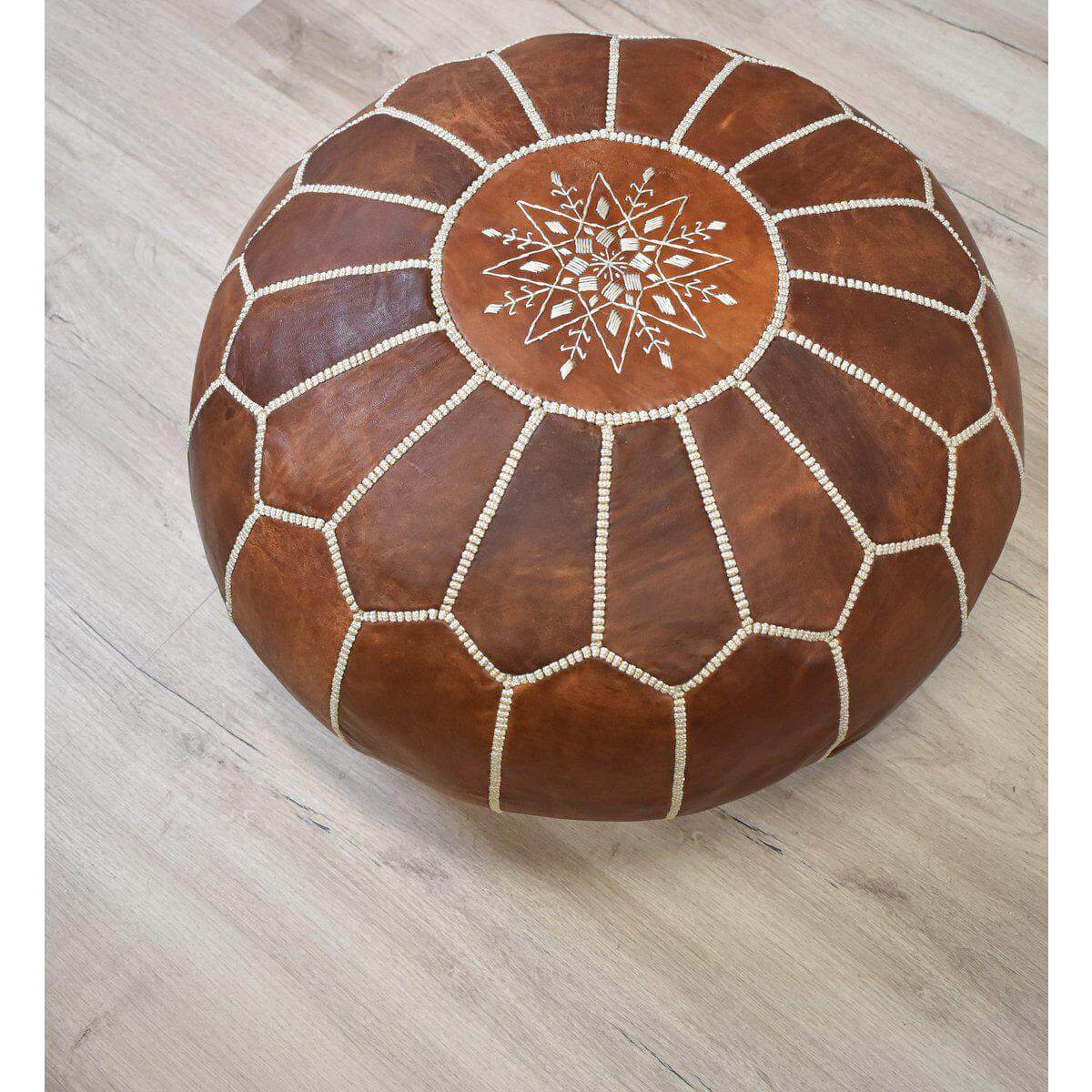 Marokkaanse leren poef in cognac bruin, perfect voor een boho sfeer. Handgemaakt, multifunctioneel als voetenbank of zitplaats.