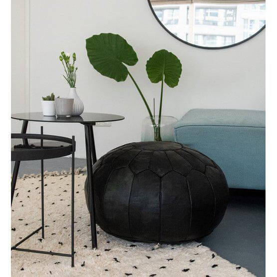 Marokkaanse XL leren poef in zwart als stijlvolle woondecoratie, ideaal als voetenbankje of extra zitplek in boho interieur.