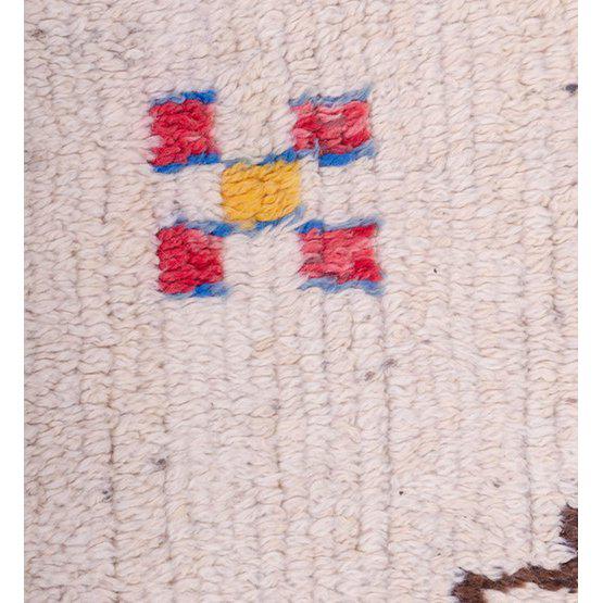 Marokkaans Berber Azilal tapijt met kleurrijk patroon, ideaal voor babykamers - handgemaakt hoogpolig vloerkleed detail R247