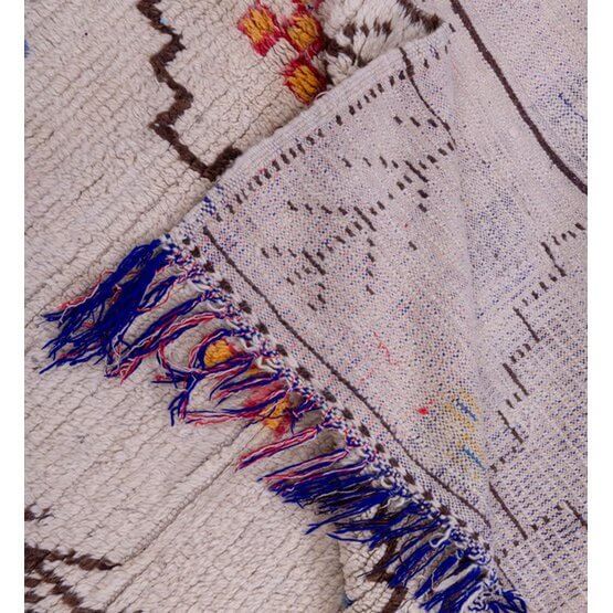 Detail van kleurrijk Marokkaans Berber Azilal tapijt met hoogpolige textuur en symmetrisch patroon, 2,4x1,3m, ideaal voor kinderkamer.