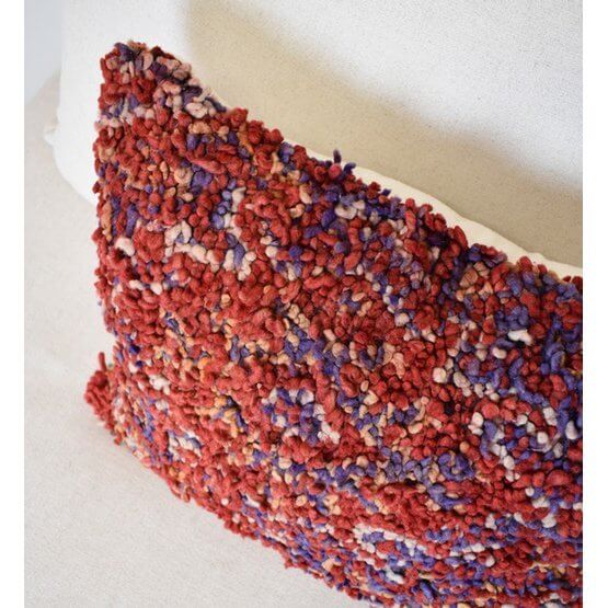 Handgemaakt Marokkaans kussen van Berberkleed, uniek design, rood en paars, voegt charme toe aan elke woon- of slaapkamer.