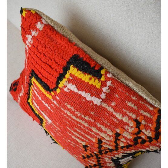 Handgemaakt Marokkaans kussen van vintage Berberkleed in rood en gele tinten, unieke woondecoratie.