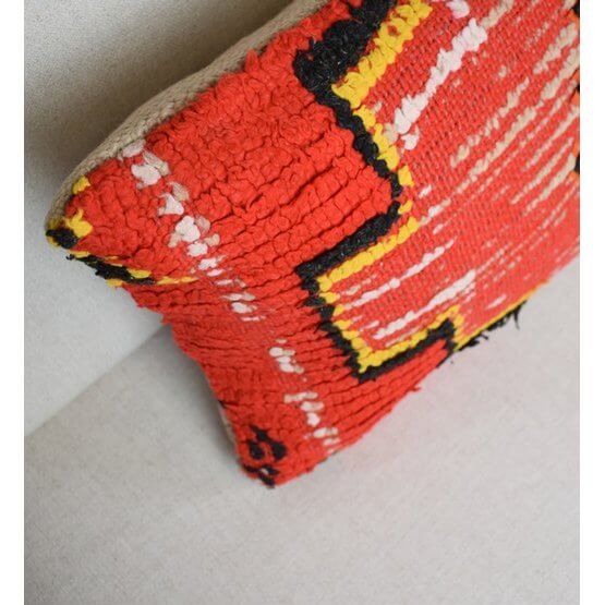 Felgekleurd Marokkaans kussen gemaakt van vintage Berberkleed, uniek en handgemaakt, een echte eyecatcher voor je interieur.