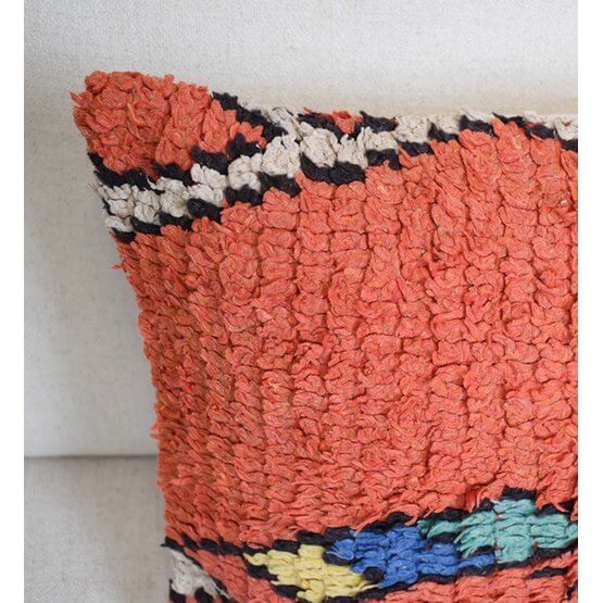 Handgemaakt Marokkaans kussen van vintage Berberkleed, oranje met kleurrijk patroon, een unieke eyecatcher voor je interieur.
