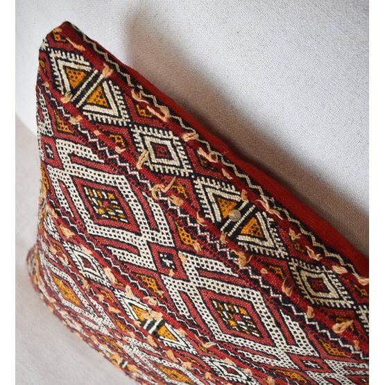 Handgemaakt Marokkaans kussen van vintage Berberkleed, unieke sfeervolle eyecatcher voor woon- of slaapkamer.