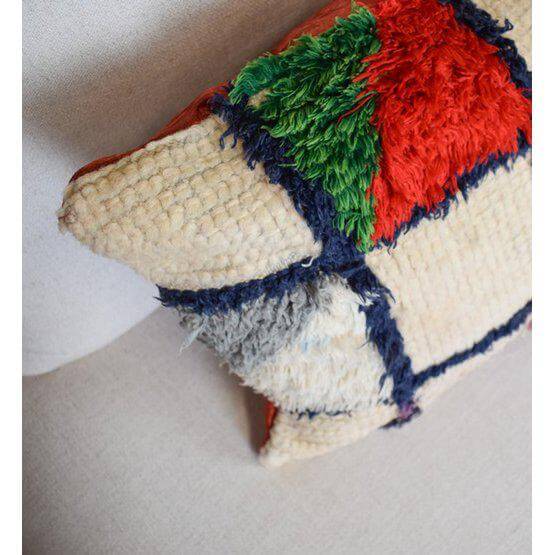 Vibrant Marokkaans kussen van vintage Berberkleed, met handgeweven patronen in rood, groen en blauw, perfect voor een unieke woonstijl.