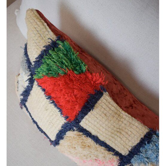 Marokkaans vintage kussen P576 met kleurrijk Berber kleed, uniek handgemaakt, perfect voor een stijlvolle woon- of slaapkamer decoratie.