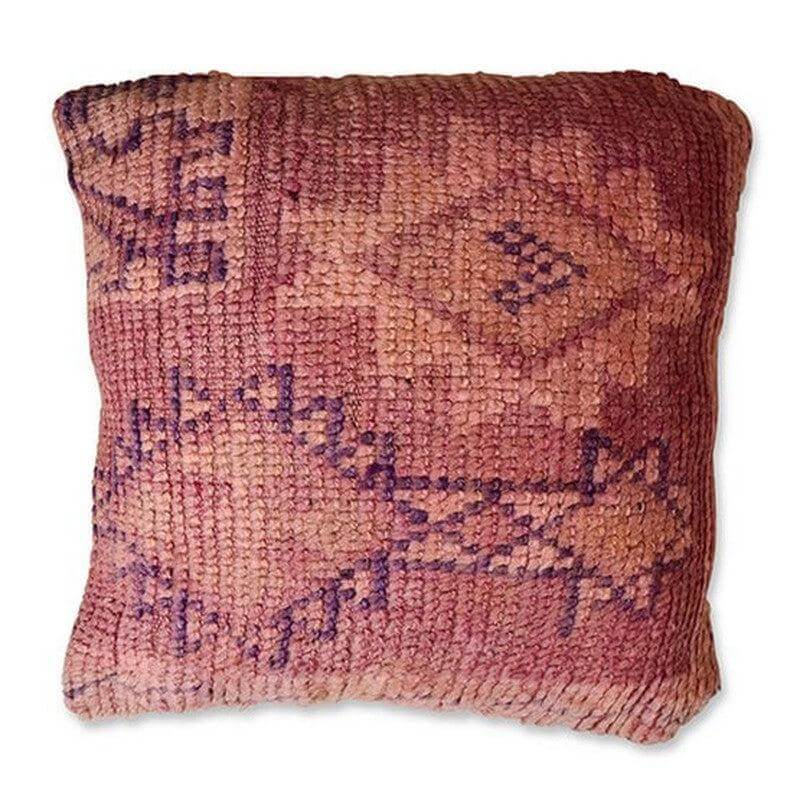 Alt Tag: Uniek Marokkaans kussen P590 van vintage Berberkleed, handgemaakt en perfect voor woonkamer of slaapkamer decoratie.