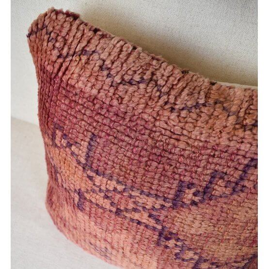 Marokkaans kussen P590 met uniek Berber-patroon, handgemaakt van vintage tapijt voor een originele touch in uw interieur.