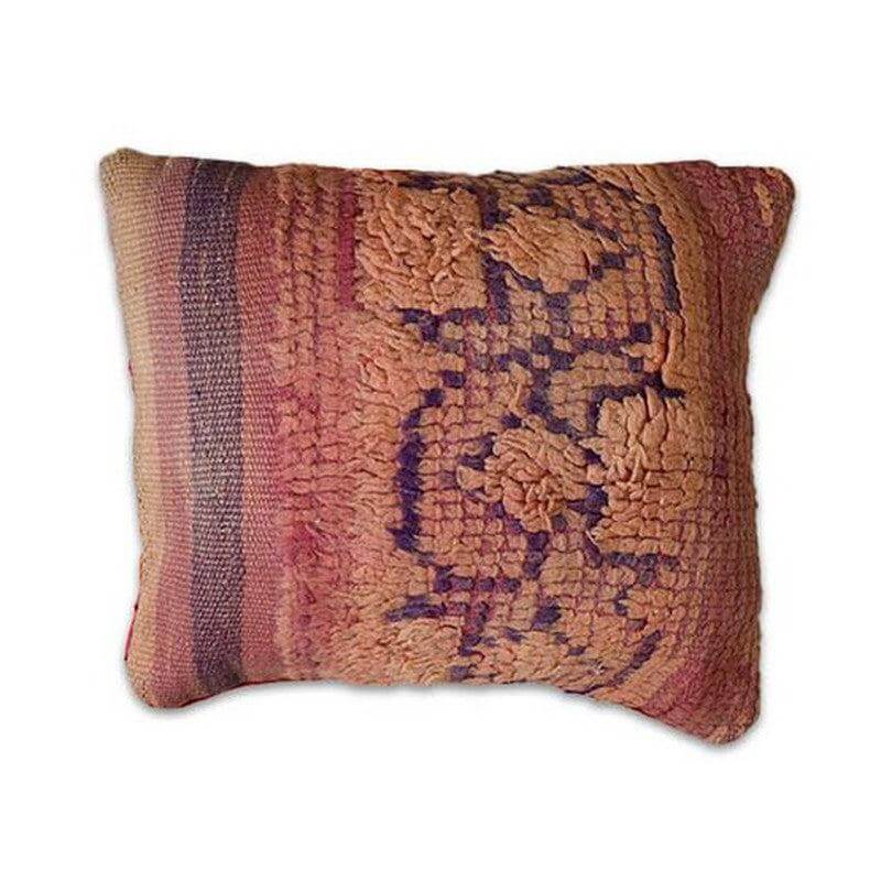 Handgemaakt vintage Marokkaans kussen van Berberkleed, uniek en kleurrijk, voor een bijzondere sfeer in je woon- of slaapkamer.
