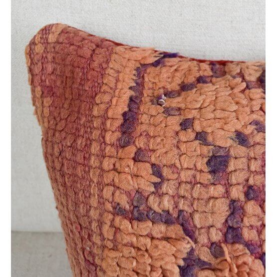 Vintage Marokkaans kussen, oranje en paars detail, handgemaakt van Berberkleed, uniek en decoratief voor woon- of slaapkamer.