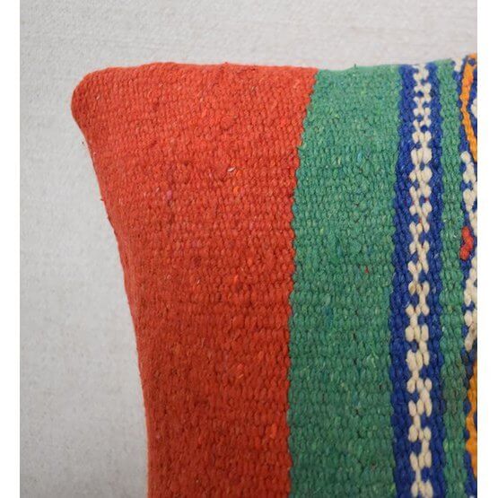 Marokkaans kussen P603 met kleurrijke Berber patronen, een unieke vintage touch voor woon- en slaapkamers. Eyecatcher en kunstwerk!