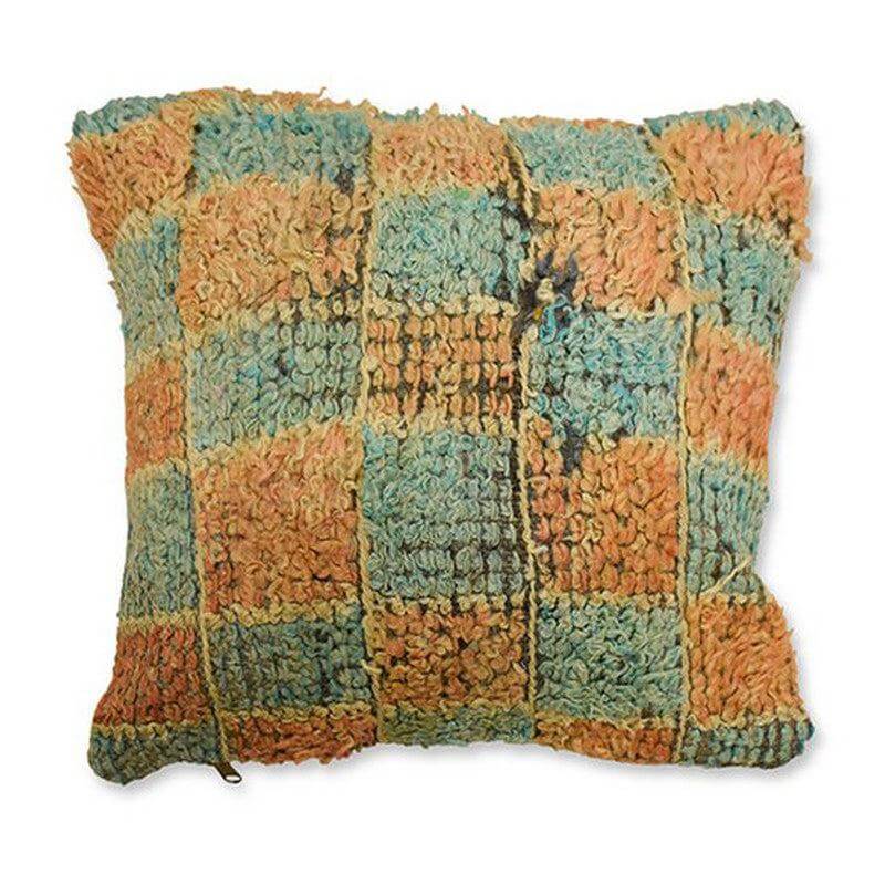 Marokkaans kussen P611 met kleurrijke vintage Berberkleed patronen, perfecte eyecatcher voor een bohemian sfeer in huis.