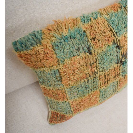 Marokkaans kussen P611 - uniek vintage Berber design, bohemian sfeer. Perfect voor woon- of slaapkamer, binnen en buiten.